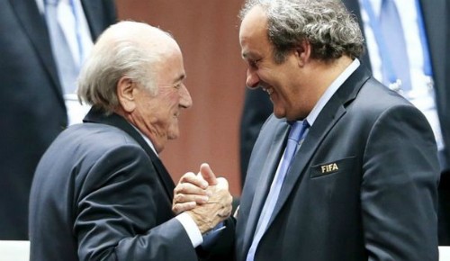 Blatter và Platini trong buổi bầu cử ghế Chủ tịch FIFA gần đây. Ảnh: Reuters.