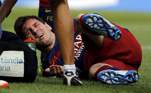 Messi nằm sân sau pha va chạm. Ảnh: Reuters.