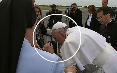Giáo hoàng hôn cậu bé ngồi xe lăn. Ảnh: Telegraph.