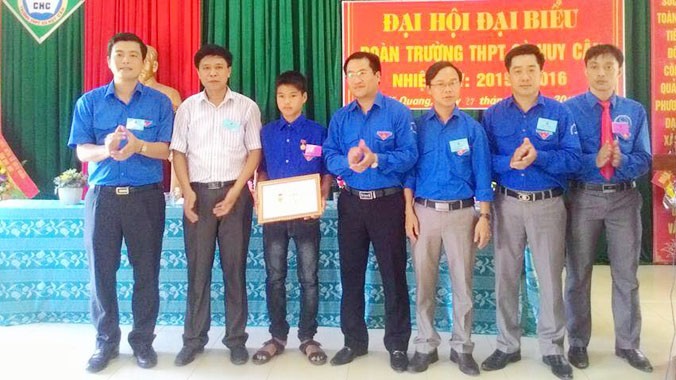 Tỉnh đoàn Hà Tĩnh trao tặng huy hiệu “Tuổi trẻ dũng cảm” cho em Nguyễn Hữu Thắng.