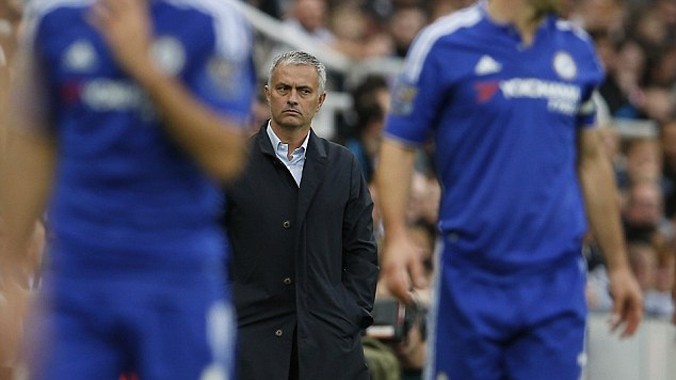 Mourinho lộ rõ vẻ khó chịu khi chứng kiến học trò thi đấu với phong độ kém. Ảnh: Reuters.
