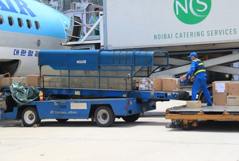 Hàng hóa vận chuyển tại sân bay Nội Bài cần được tăng cường giám sát. Ảnh: Đ.Loan/VnExpress.
