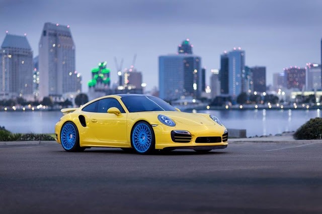 Chiếc Porsche 911 Turbo S vàng tươi nổi bật. Ảnh: Zero2turbo.