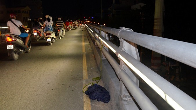 Sợi dây dù và đồ đạc của nạn nhân vẫn còn trên cầu.