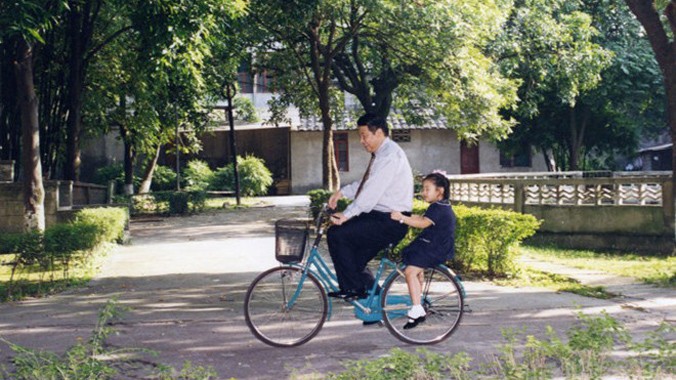 Ông Tập Cận Bình chở Tập Minh Trạch trên xe đạp tại thành phố Phúc Châu khi con gái còn nhỏ. Ảnh: Xinhua.