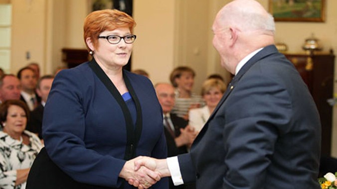 Bà Marise Payne bắt tay với Toàn quyền Australia Peter Cosgrove trong buổi lễ tuyên thệ nhậm chức Bộ trưởng Quốc phòng.