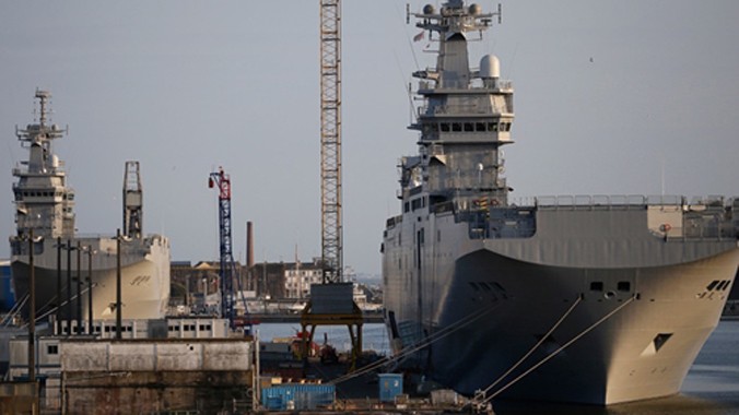 Hai tàu sân bay trực thăng lớp Mistral Pháp đóng cho Nga neo tại xưởng đóng tàu STX Les Chantiers de l'Atlantique, Saint-Nazaire, miền tây Pháp. Ảnh: Reuters.