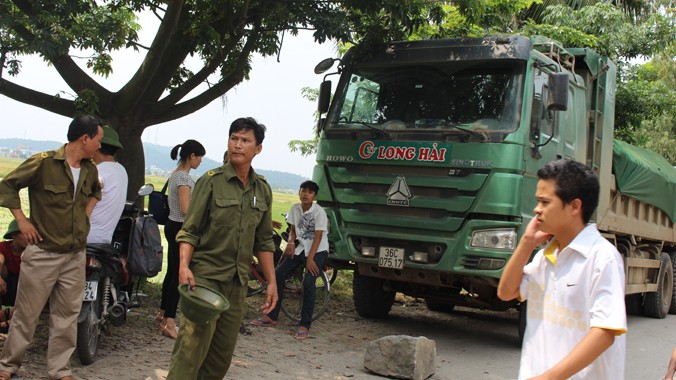 Dân bức xúc chặn xe quá tải ngày 30/9. Ảnh: Hoàng Lam.