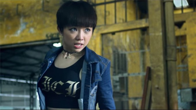 Tóc Tiên thực hiện các pha hành động trong phim.