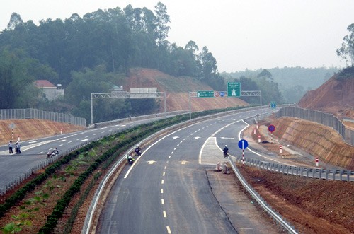 Việt Nam đang có nhu cầu vốn rất lớn cho các dự án giao thông. Ảnh: Chí Hiếu.