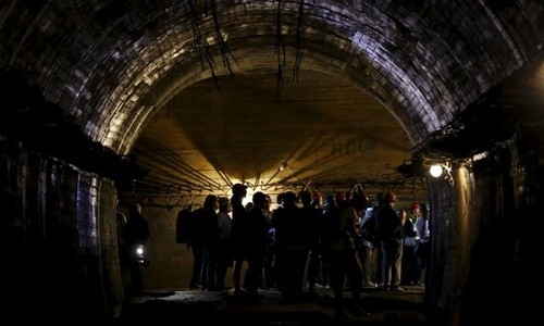 Du khách tham quan đường hầm ở Walbrzych, Ba Lan, được cho là một phần của công trình ngầm khổng lồ thuộc Dự án Riese từ thời phát xít. Ảnh: Reuters.