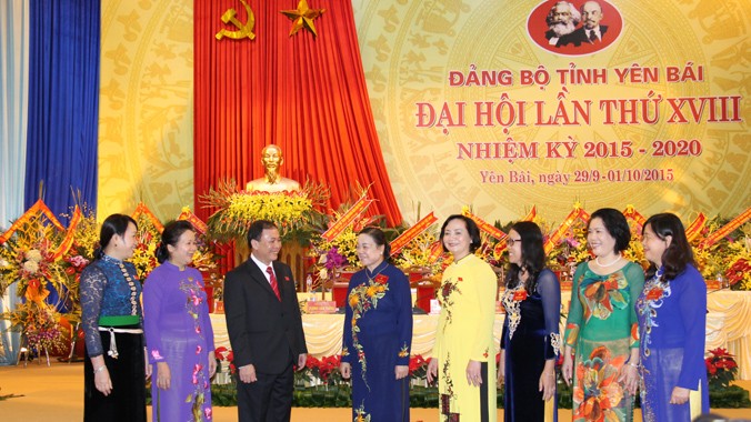 Đồng chí Hà Thị Khiết dự, chỉ đạo và chúc mừng Đại hội Đảng bộ tỉnh Yên Bái.