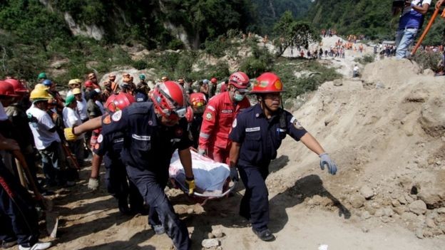 Lực lượng cứu hộ đưa thi thể nạn nhân ra khỏi đống đổ nát.