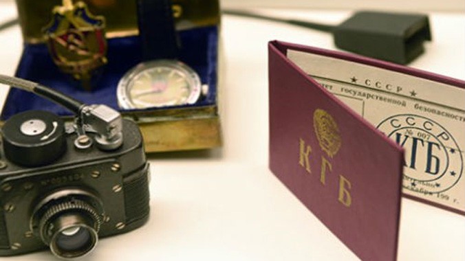 Các đồ vật đi kèm của một cán bộ cơ quan an ninh-tình báo KGB, bao gồm 1 thẻ KGB, được trưng bày tại Bảo tàng Gián điệp ở thành phố Oberhausen của Đức vào tháng 4/2015. Ảnh: AFP.