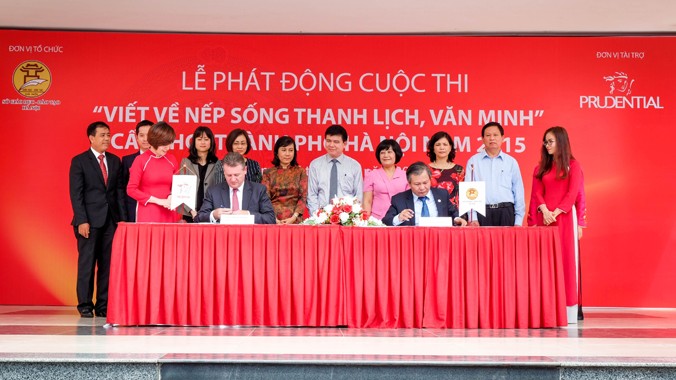 Đại diện Sở GD&ĐT Hà Nội và Cty Prudential Việt Nam ký kết chương trình phối hợp cuộc thi “Viết về nếp sống thanh lịch, văn minh” cấp THCS thành phố Hà Nội năm 2015.