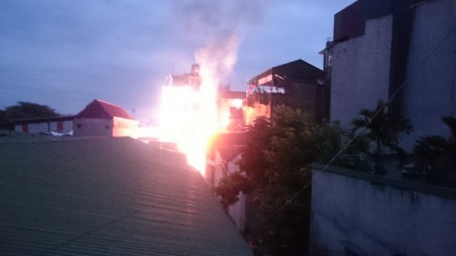 Cột điện bùng cháy khiến người dân hoảng sợ.