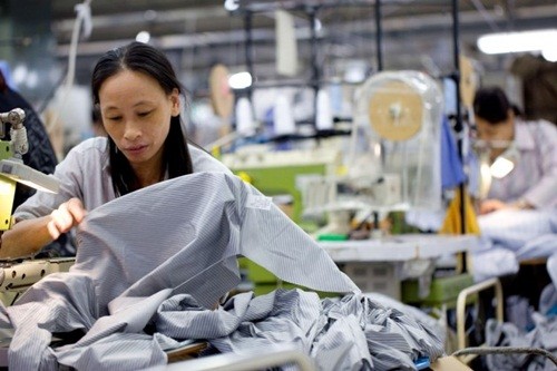Công nhân làm việc trong một nhà máy may ở Hong Kong (Trung Quốc). Ảnh: Bloomberg.