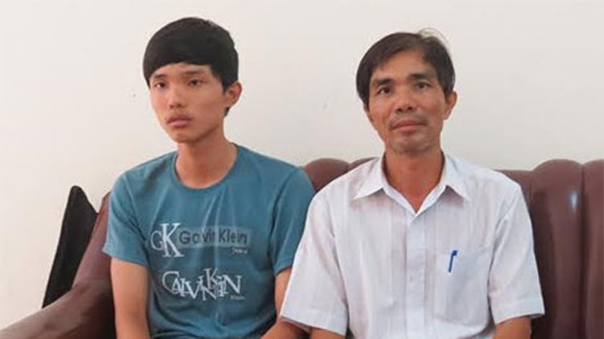 Thí sinh Nguyễn Xuân Anh Tuấn cùng cha lo lắng khi nhận được thông báo không trúng tuyển ngành Y Đa khoa, trường ĐH Y dược Huế.
