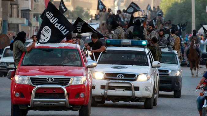 Xe bán tải Toyota xuất hiện trong nhiều cuộc diễu hành của các phần tử IS. Ảnh: ABC News.