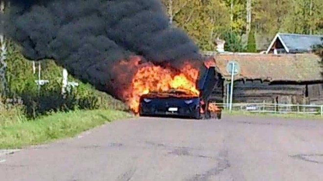 Ngọn lửa bao trùm Aventador hàng độc. Ảnh: GTSpirit.