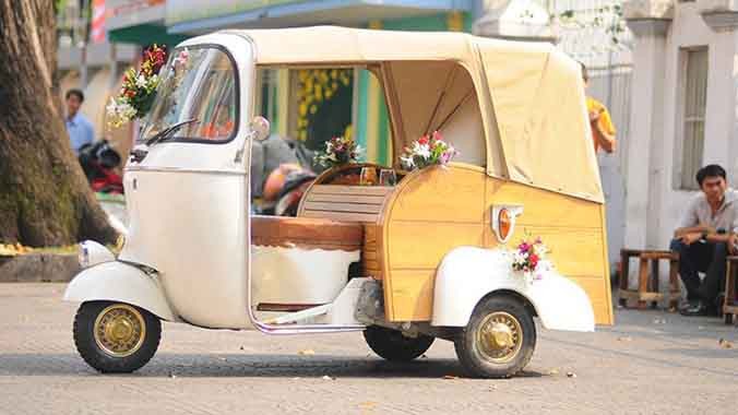 Nếu bất chợt ghé qua Nhà Thờ Đức Bà TP. HCM vào ngày lễ, tết hay những ngày cuối tuần bạn sẽ bắt gặp chiếc Piaggio Vespa 150 Ape Calessino, mẫu xe 3 bánh huyền thoại của Ý xuất hiện điệu đà giữa lòng Sài Gòn.
