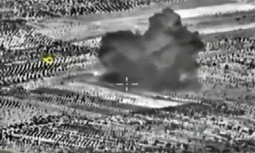 Khói bốc lên từ một nhà máy chế tạo bom ở Maarat al-Numan, phía nam thị trấn Idlib, Syria sau đợt oanh tạc của không quân Nga ngày 3/10. Ảnh: Reuters/ TTXVN.