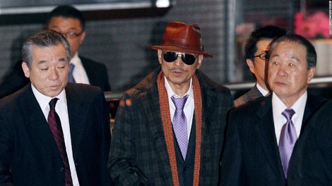 Kenichi Shinoda (giữa) - trùm băng Yamaguchi-gumi.