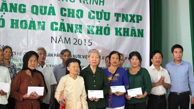 Phó TBT Báo Tiền Phong Vũ Tiến và Giám đốc Ngân hàng Quân đội Chi nhánh Bắc Ninh Nguyễn Thái Anh cùng các cựu TNXP tại lễ nhận quà.