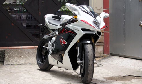 Sportbike - dòng thể thao được gọi đơn giản với tên "xe chồm" vì khi điều khiển với tay lái vị trí thấp, người cầm lái ôm trọn bình xăng.