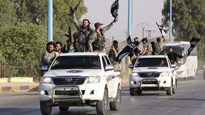 Phiến quân IS dùng xe Toyota diễu hành qua đường phố Raqqa, Syria, hồi tháng 6 năm ngoái. Ảnh: NBC News.