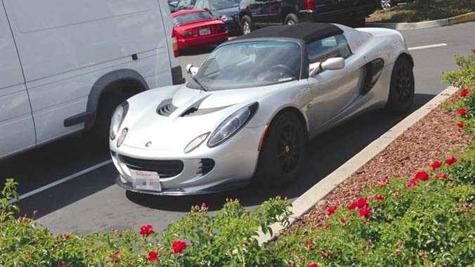 Đây là chiếc Lotus Elise có giá từ 47.250 đến 73.500 USD (tùy phiên bản) xuất hiện tại bãi đậu xe ở trụ sở chính của Facebook.
