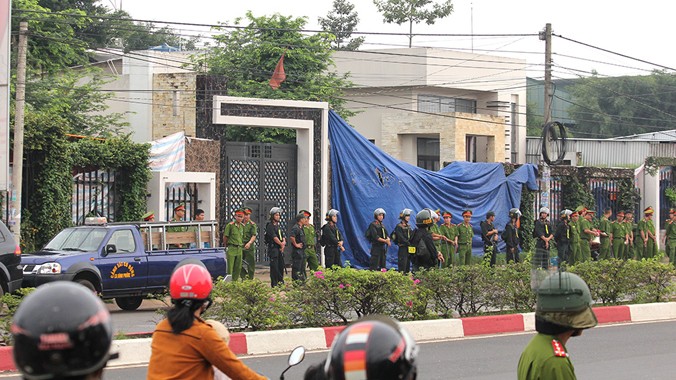 Cảnh sát bảo vệ hiện trường vụ thảm sát 6 người.