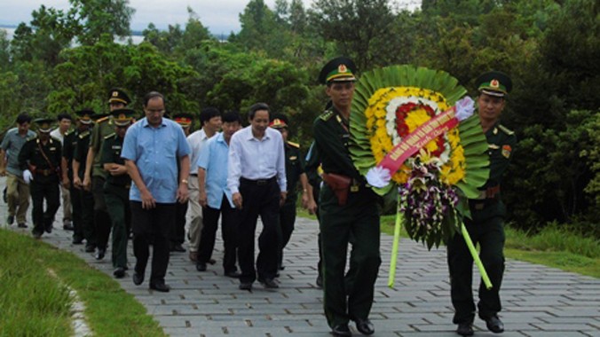 Ông Hoàng Đăng Quang dẫn đầu đoàn lãnh đạo và Bộ Chỉ huy BĐBP làm lễ dâng hương tưởng nhớ 2 năm ngày mất của Đại tướng Võ Nguyên Giáp.