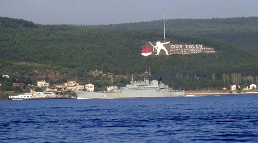 Tàu đổ bộ Novocherkassk của Nga vượt eo Dardanelles (Thổ Nhĩ Kỳ) hôm 9/10 để tới vùng biển Syria. Ảnh: BGNews.