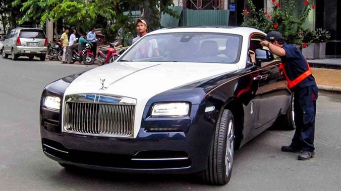 Chiếc Rolls-Royce Wraith phiên bản bespoke được đưa lên xe chuyên dụng để chuyển tới nhà riêng.