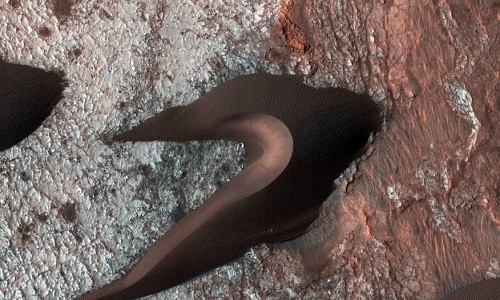 Đụn cát trông như một con đỉa khổng lồ trên bề mặt sao Hỏa. Ảnh: NASA/JPL-Caltech/Đại học Arizona.
