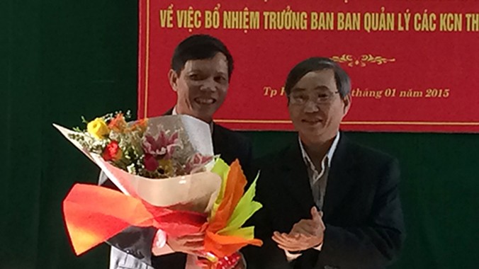 Ông Phan Văn Xuân (bìa trái) trong lễ bổ nhiệm giữ chức Trưởng ban Quản lý các khu công nghiệp. Ảnh:Thanh Sơn/VnExpress