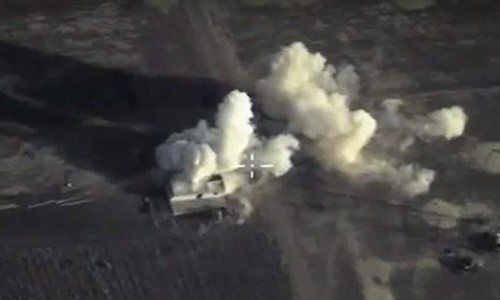 Tên lửa Nga phá hủy một cứ điểm được cho là kho đạn dược của IS. Ảnh cắt từ video.