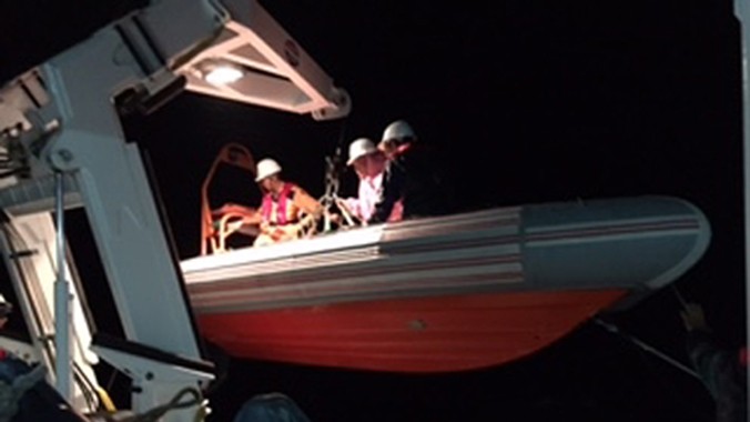 Hai thuyền viên được cứu nạn vào bờ an toàn.