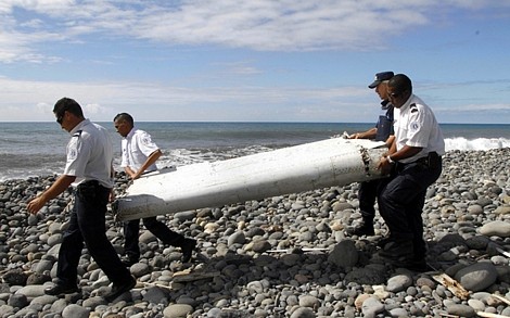 Mảnh vỡ cánh máy bay được tìm thấy trên đảo Reunion của Pháp ở Ấn Độ Dương đã được xác định thuộc về MH370. Ảnh: AFP.