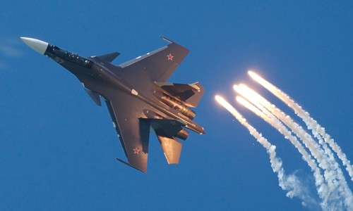 Tiêm kích Su-30SM bắn pháo sáng chống tên lửa tầm nhiệt. Ảnh: Aviationist.