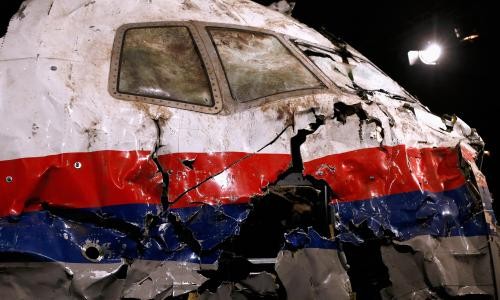 Các mảnh vỡ máy bay chuyến MH17 được lắp ghép lại. Ảnh: The Guardian.