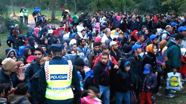 Hàng chục nghìn di dân đã kéo tới Hungary từ Croatia để tiếp tục hành trình tới Tây Âu. Ảnh: Reuters.
