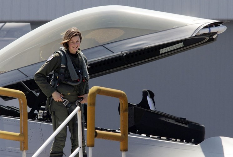 Nữ phi công quân đội Jammie Jamieson rời buồng lái siêu chiến đấu cơ F-22A Raptor sau khi nó hạ cánh xuống căn cứ không quân ở Seattle.