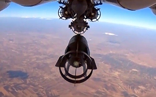 Chiến đấu cơ Su-24M của Nga thả bom trong một đợt không kích Nhà nước Hồi giáo ở Syria. Ảnh: AFP.