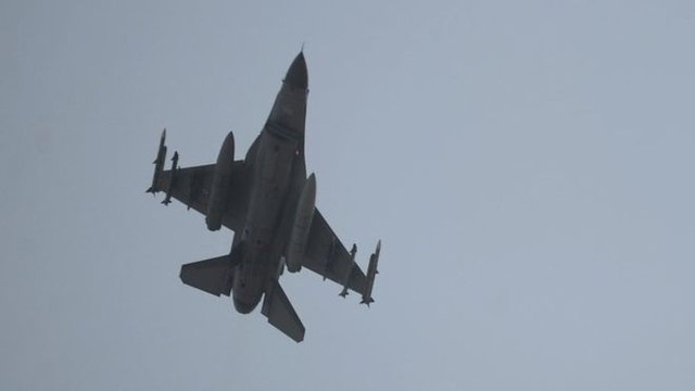 Máy bay chiến đấu Thổ Nhĩ Kỳ tuần tra gần biên giới Syria. Ảnh: AP.