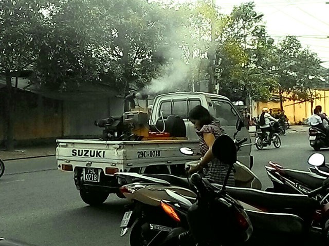 Phun thuốc diệt muỗi trên đường thuộc phường Vĩnh Nguyên vào sáng 20/10.