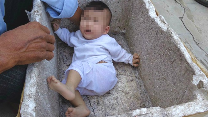 Đứa bé gái bị bỏ rơi trong thùng xốp. Ảnh: Hồng Hạnh CC.
