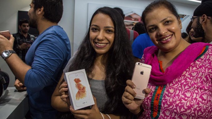iPhone 6S mở bán tại Ấn Độ hôm 16/10. Ảnh: Cult of Mac.