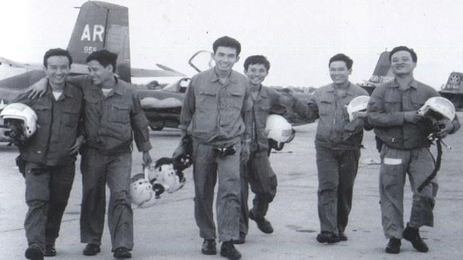 Phi đội Quyết thắng tại sân bay Thành Sơn trước khi đánh sân bay Tân Sơn Nhất chiều 28/4/1975 (phi công Từ Đễ thứ 3 từ trái qua phải).
